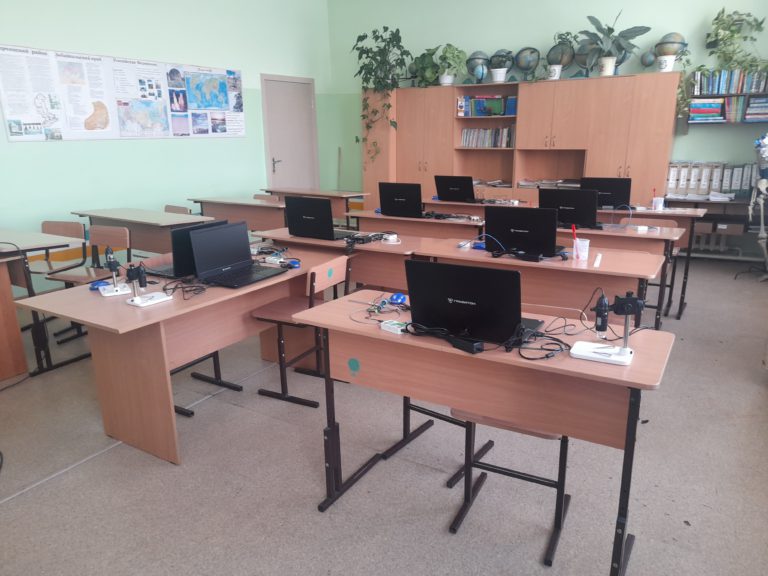 Общий вид 6 рабочих мест с оборудованием по химии и 3 места по биологии
